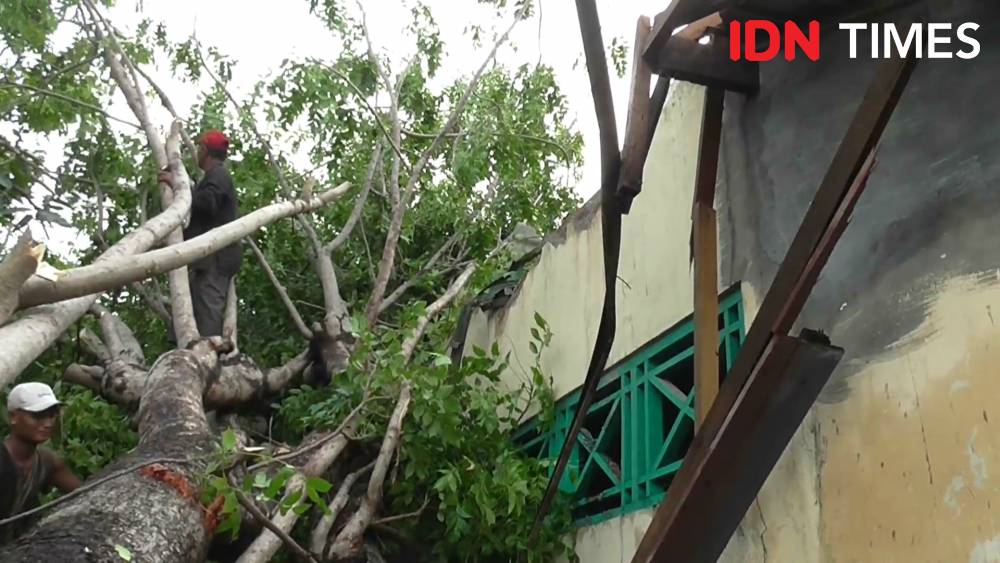 Hujan deras dan angin kencang mengakibatkan kerusakan di SD Negeri 1 Pagerbarang, Tegal, Rabu (11/12)IDN Times/Haikal Adithya