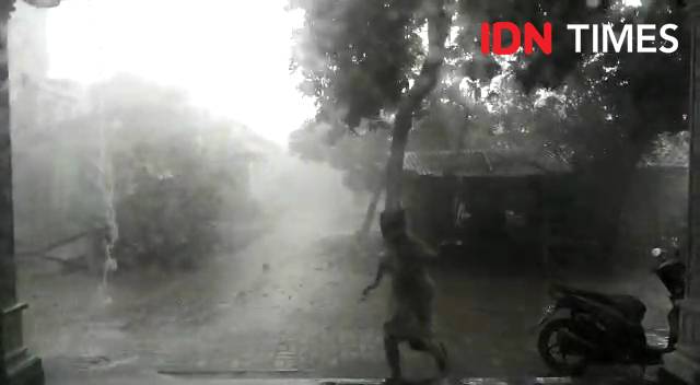 Hujan deras dan angin kencang di Tegal, Rabu (11/12). (IDN Times/Haikal Adithya)