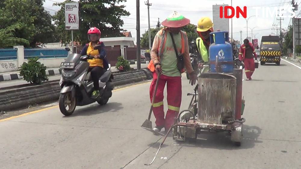 Petugas tengah melakukan pekerjaan rutin, berupa pengecatan marka jalan dan median jalan Jalur Pantura Losari, Kabupaten Brebes hingga perbatasan Kabupaten Pemalang. IDN Times/Haikal Adithya