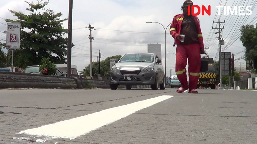 Petugas tengah melakukan pekerjaan rutin, berupa pengecatan marka jalan dan median jalan Jalur Pantura Losari, Kabupaten Brebes hingga perbatasan Kabupaten Pemalang. IDN Times/Haikal Adithya