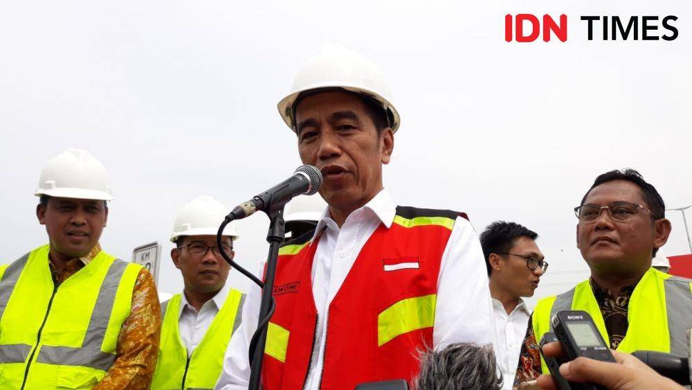Presiden Jokowi memberikan keterangan pers, di Jalan Tol Jakarta-Cikampek II Elevated, Kamis 12 Desember 2019 (IDN Times/Teatrika Handiko Putri)