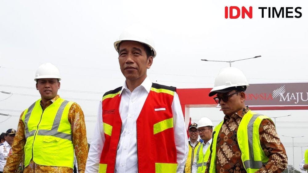 Presiden Jokowi memberikan keterangan pers, di Jalan Tol Jakarta-Cikampek II Elevated, Kamis 12 Desember 2019 (IDN Times/Teatrika Handiko Putri)