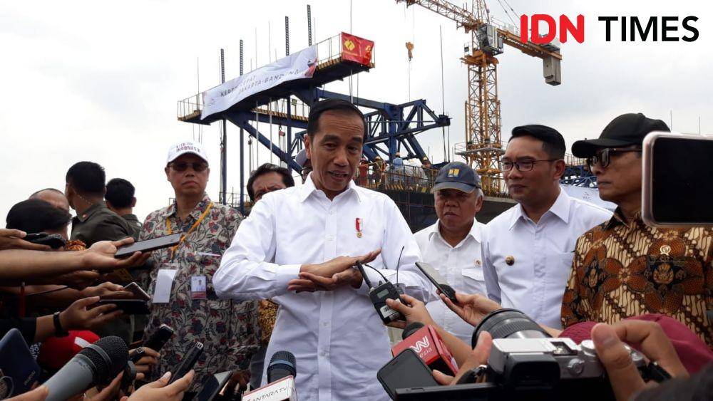 Presiden Jokowi memberikan keterangan pers, di Jalan Tol Jakarta-Cikampek II Elevated km 16, Kamis 12 Desember 2019 (IDN Times/Teatrika Handiko Putri)
