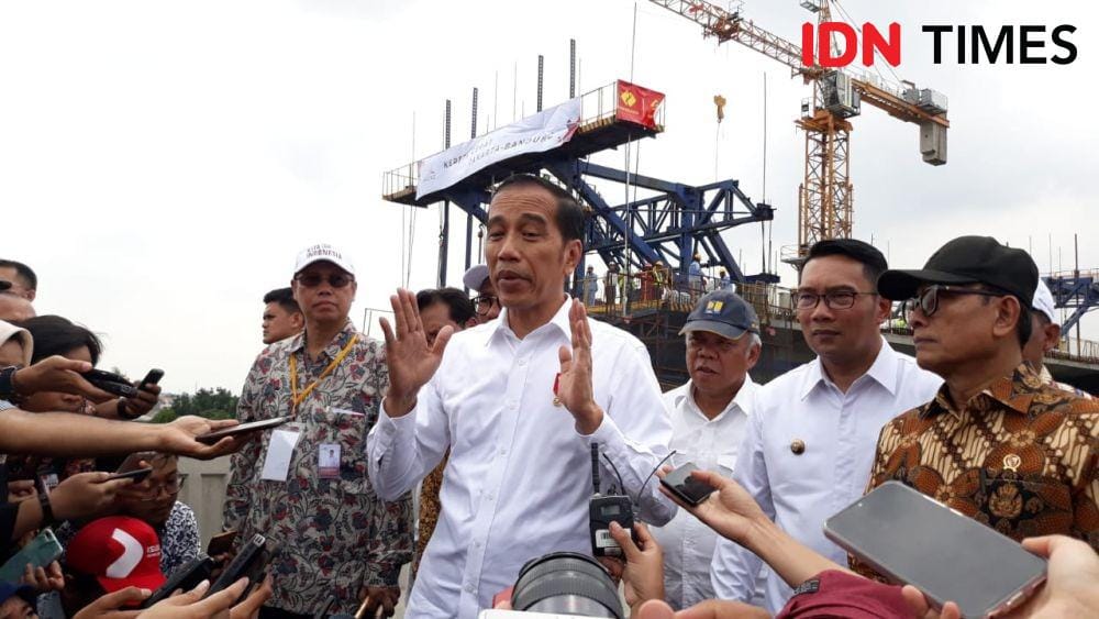 Presiden Jokowi memberikan keterangan pers, di Jalan Tol Jakarta-Cikampek II Elevated km 16, Kamis 12 Desember 2019 (IDN Times/Teatrika Handiko Putri)
