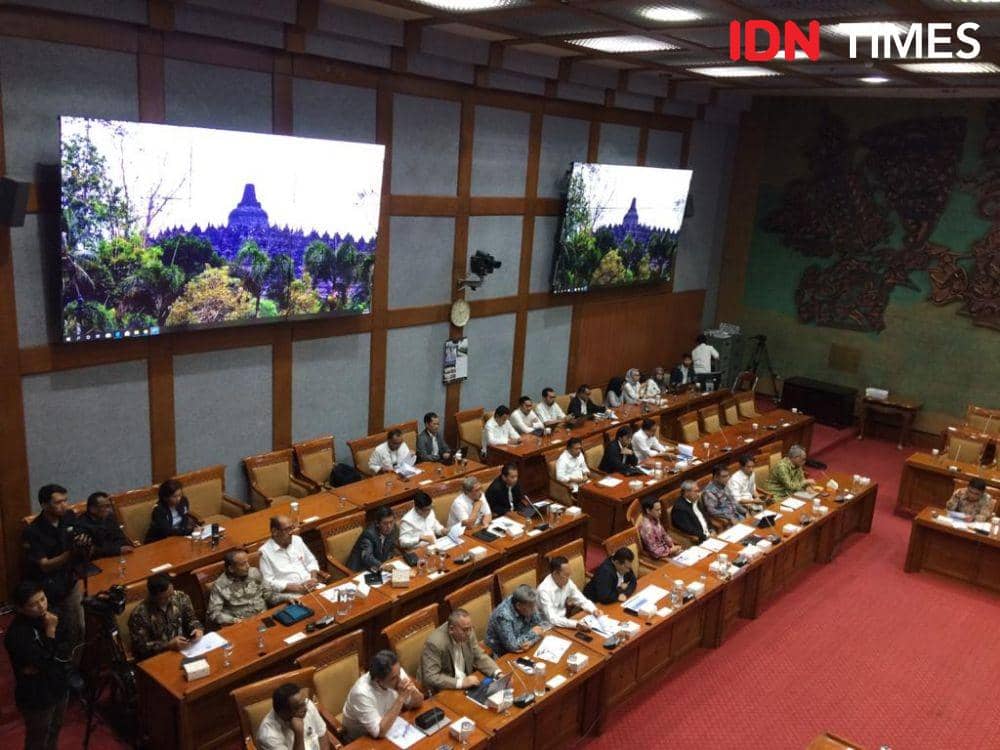 Mendikbud melakukan rapat kerja dengan Komisi X DPR RI membahas Wacana Penghapusan UN di ruang rapat Komisi X DPR RI, Senayan, Jakarta. (IDN Times/ Irfan Fathurohman)
