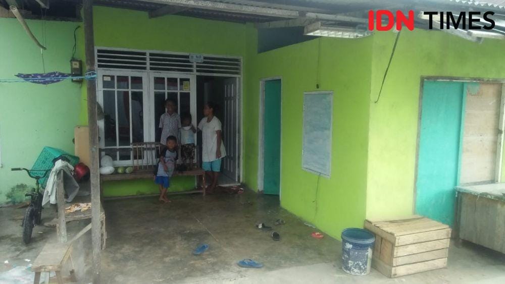 Rasna bersama Lagua dan anak-anaknya di rumahnya, RT 14, Kelurahan Manggar, Balikpapan Timur. IDN Times/Surya Aditya