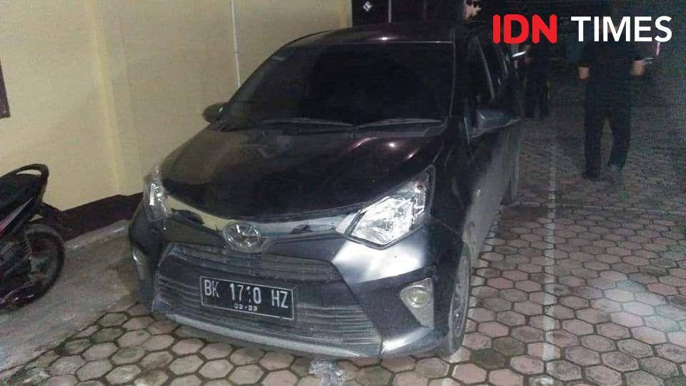 Sopir taksi online mendapat perawatan setelah dibuang dari mobilnya (IDN Times/Handoko)