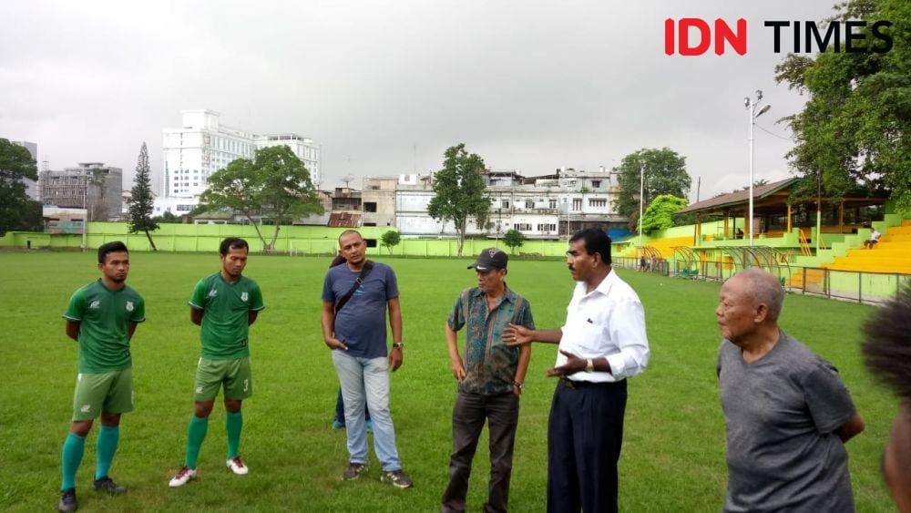 Manajemen PSMS berbicara dengan pemain (IDN Times/Hasudungan)