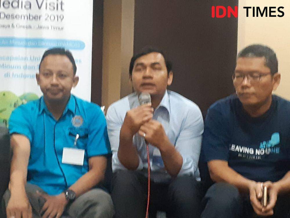 Chief Representative Water.org Indonesia Rachmad Hidayad (tengah) saat konfrensi pers, Kamis (12/12). iDN Times/Ardiansyah Fajar