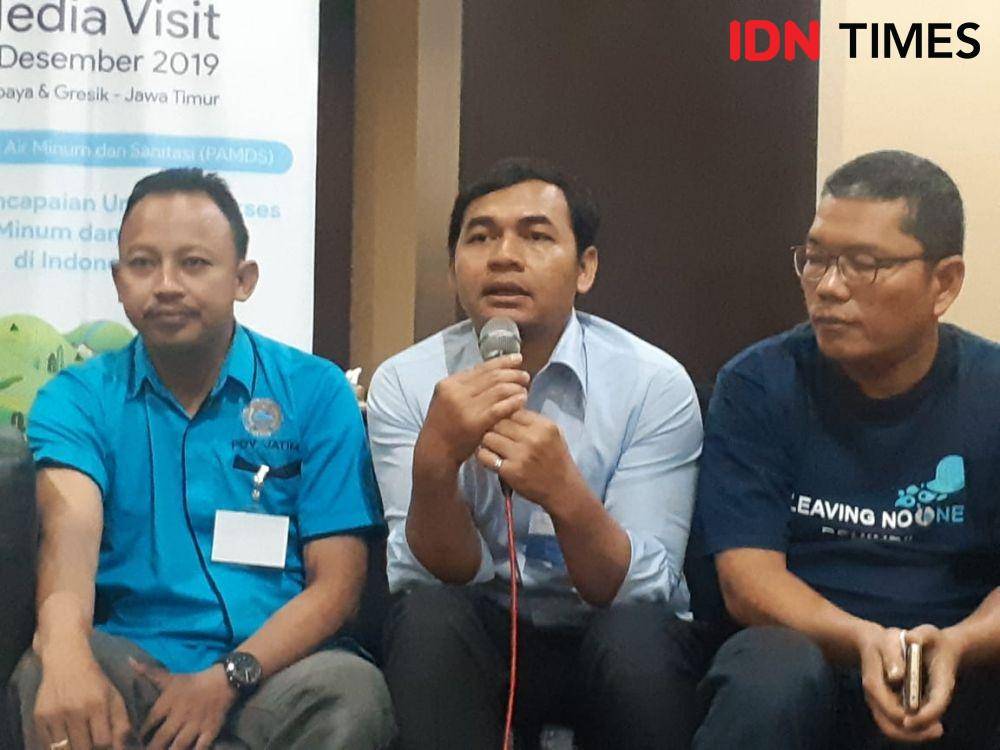 Chief Representative Water.org Indonesia Rachmad Hidayad (tengah) saat konfrensi pers, Kamis (12/12). iDN Times/Ardiansyah Fajar