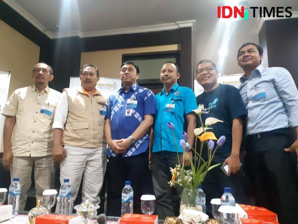 Ketua Asosiasi Tirta Mawa Beya Jatim Moh. Sulthon (tiga dari kanan) saat konferensi pers, Kamis (12/12). IDN Times/Ardiansyah Fajar.