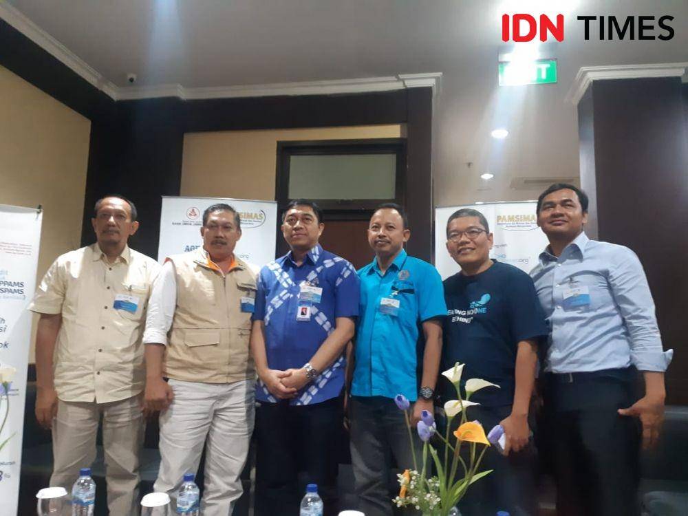 Ketua Asosiasi Tirta Mawa Beya Jatim Moh. Sulthon (tiga dari kanan) saat konferensi pers, Kamis (12/12). IDN Times/Ardiansyah Fajar