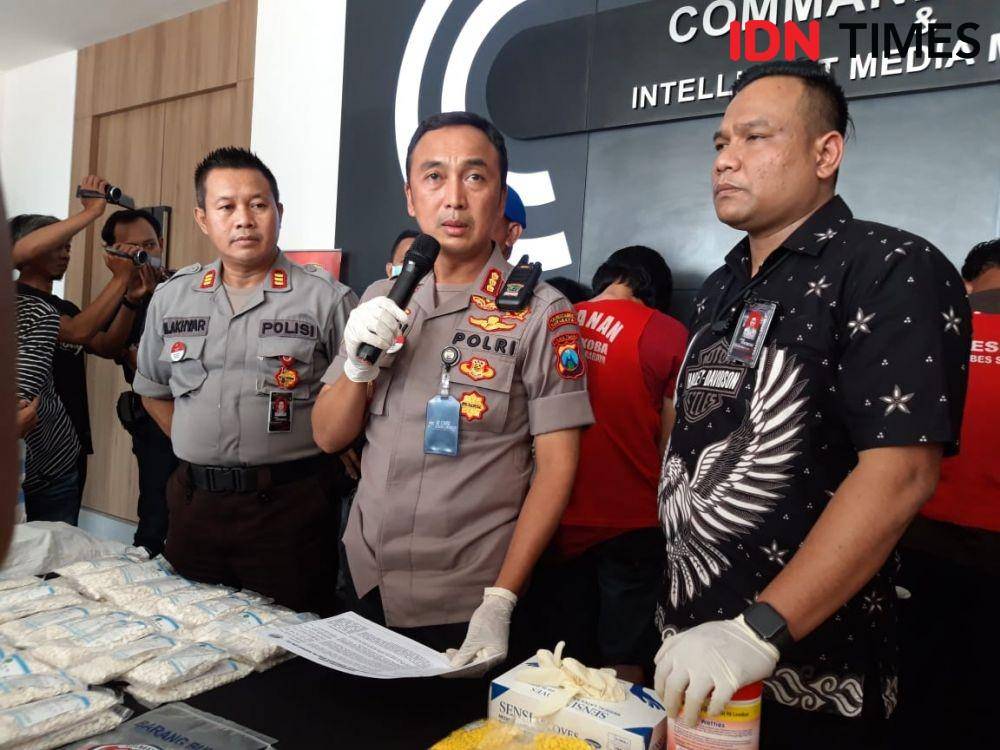 Kapolrestabes Surabaya Kombes Pol Sandi Nugroho diapit Kasatreskoba Polrestabes Surabaya Kompol Memo Ardian (kanan) dan Kassubag Humas Polrestabes Surabaya AKP Akhyar saat konferensi pers, Jumat (13/12) IDN Times/Fitria Madia