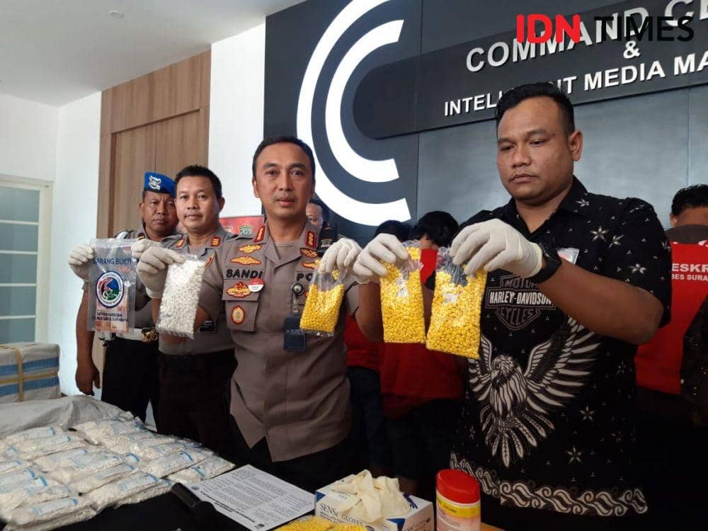 Kapolrestabes Surabaya Kombes Pol Sandi Nugroho diapit Kasatreskoba Polrestabes Surabaya Kompol Memo Ardian (kanan) dan Kassubag Humas Polrestabes Surabaya AKP Akhyar saat konferensi pers, Jumat (13/12) IDN Times/Fitria Madia