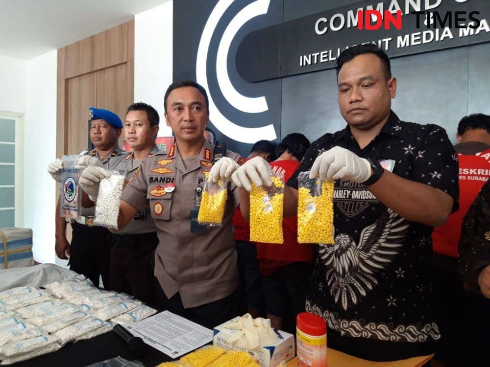 Kapolrestabes Surabaya Kombes Pol Sandi Nugroho diapit Kasatreskoba Polrestabes Surabaya Kompol Memo Ardian (kanan) dan Kassubag Humas Polrestabes Surabaya AKP Akhyar saat konferensi pers, Jumat (13/12) IDN Times/Fitria Madia