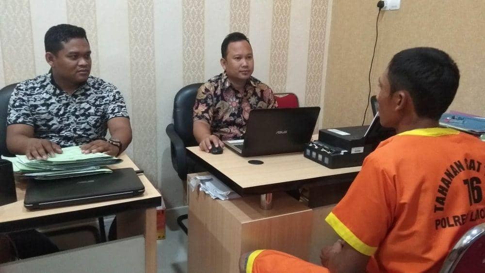 Tersangka pencurian gabah saat diperiksa polisi. IDN Times/Imron