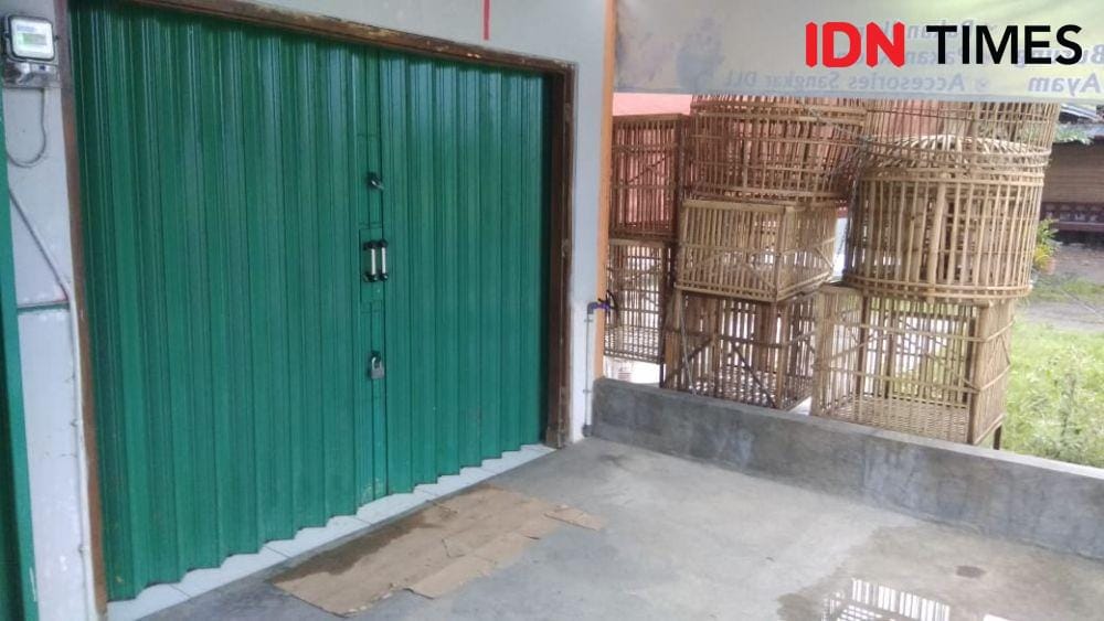 Ruko tempat jualan pakan burung milik korban. IDN Times/Daruwaskita