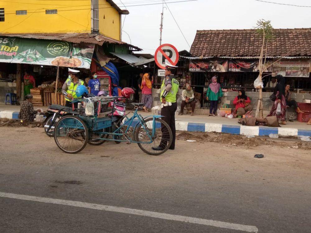 Polisi juga menertibkan pelanggaran rambu larangan parkir di tepi jalan raya Ponorogo. Dok. IDN Times/Istimewa