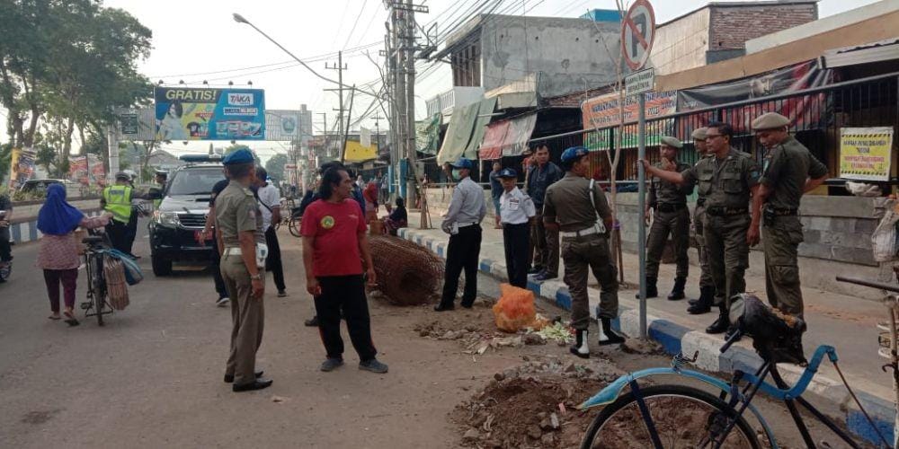 Suasana penertiban PKL yang melibatkan PKL di Ponorogo. Dok.IDN Times/Istimewa