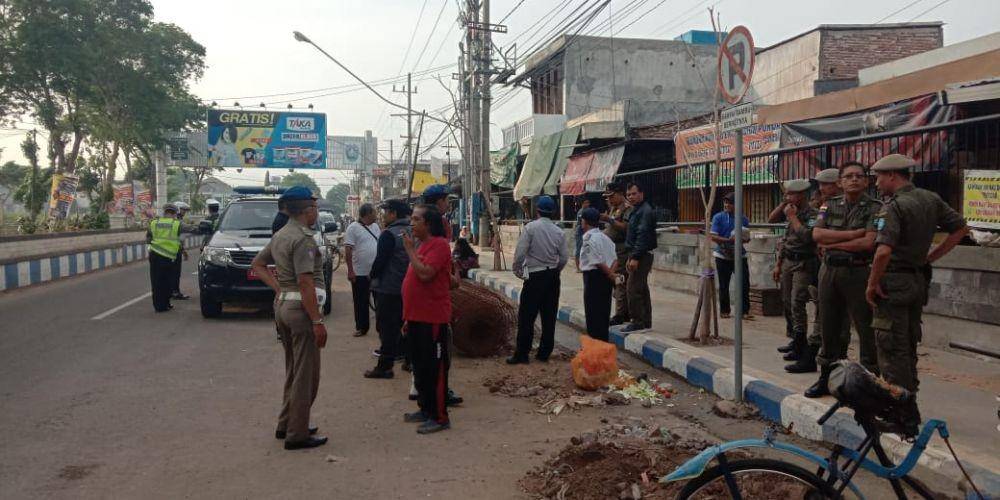 Petugas gabungan dari Satpol PP, Dishub, Kepolisian Ponorogo bersama perwakilan PKL melakukan penertiban di trotoar tepi jalan protokol Kabupaten Ponorogo, Jumat (13/12). Dok. IDN Times/Istimewa