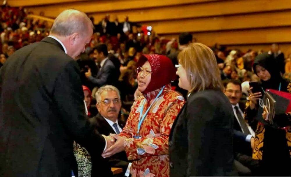 Wali Kota Surabaya Tri Rismaharini menyalami Presiden Turki Recep Tayyib Erdogan di sela-sela International Forum of Women in Local Government di Ankara, pada 11-12 Desember 2019. ANTARA/KBRI Ankara/pri.