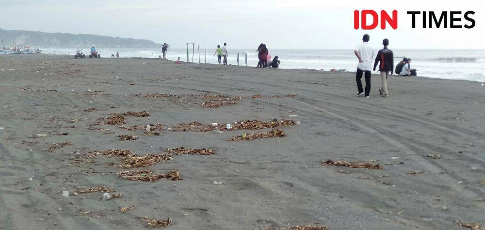 Sampah di Pantai Depok. IDN Times/Daruwaskita