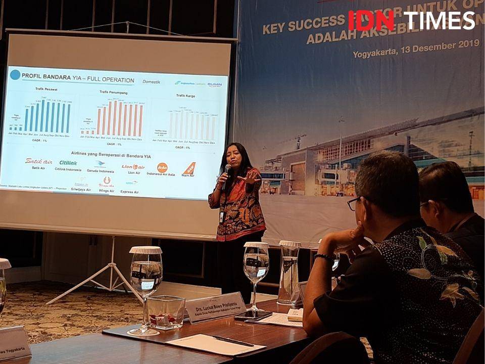 Direktur Pemasaran dan Pelayanan PT Angkasa Pura I, Devy Suradji saat memberikan paparan di FGD Key Success Factor Optimalisasi YIA Adalah Aksesibilitas yang Baik di SwissbellBoutique Hotel, Jumat (13/12/2019). IDNTimes/Holy Kartika