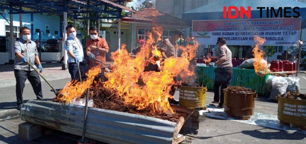 Kejaksaan Negeri Sibolga memusnahkan ratusan kilogram narkotika yang dilaksanakan di halaman kantor Kejaksaan Negeri Sibolga, Sumatera Utara, Kamis (12/12). (IDN Times/Hendra Simanjuntak)