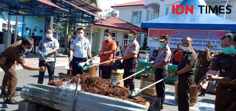 Kejaksaan Negeri Sibolga memusnahkan ratusan kilogram narkotika yang dilaksanakan di halaman kantor Kejaksaan Negeri Sibolga, Sumatera Utara, Kamis (12/12). (IDN Times/Hendra Simanjuntak)