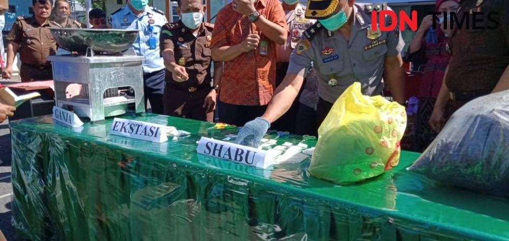 Kejaksaan Negeri Sibolga memusnahkan ratusan kilogram narkotika yang dilaksanakan di halaman kantor Kejaksaan Negeri Sibolga, Sumatera Utara, Kamis (12/12). (IDN Times/Hendra Simanjuntak)