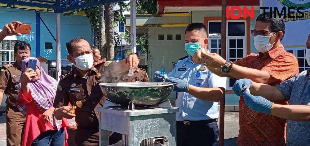 Kejaksaan Negeri Sibolga memusnahkan ratusan kilogram narkotika yang dilaksanakan di halaman kantor Kejaksaan Negeri Sibolga, Sumatera Utara, Kamis (12/12). (IDN Times/Hendra Simanjuntak)