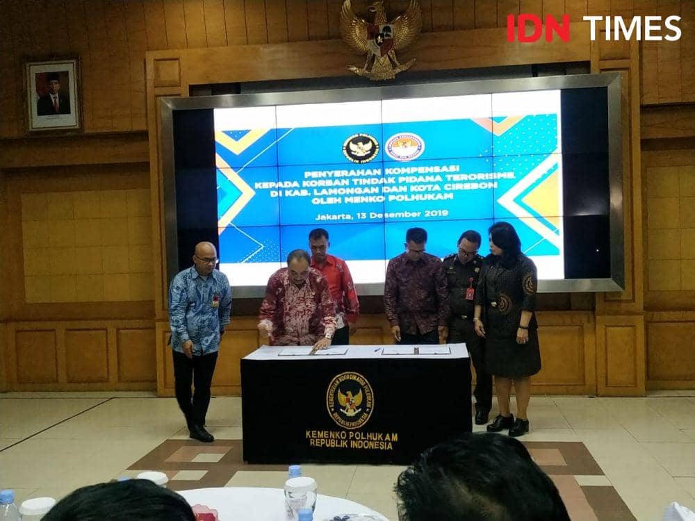 Penyerahan kompensasi kepada korban terorisme (IDN Times/Aldzah Fatimah Aditya)