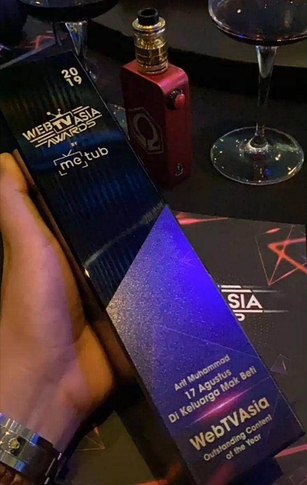 Arif 'Mak Beti' Muhammad meraih penghargaan dengan kategori Outstanding Content of the Year Se-Asia di Vietnam pada 5 Desember 2019 (Instagram/@arifmuhammaddd__)