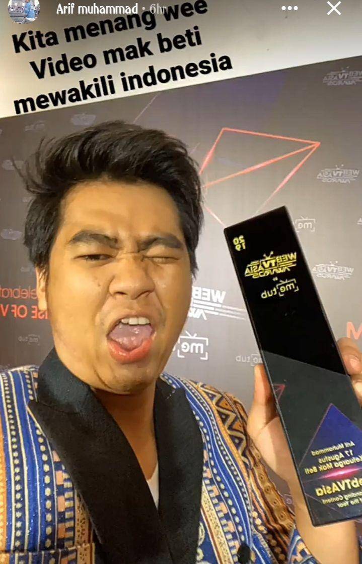 Arif 'Mak Beti' Muhammad meraih penghargaan dengan kategori Outstanding Content of the Year Se-Asia di Vietnam pada 5 Desember 2019 (Instagram/@arifmuhammaddd__)