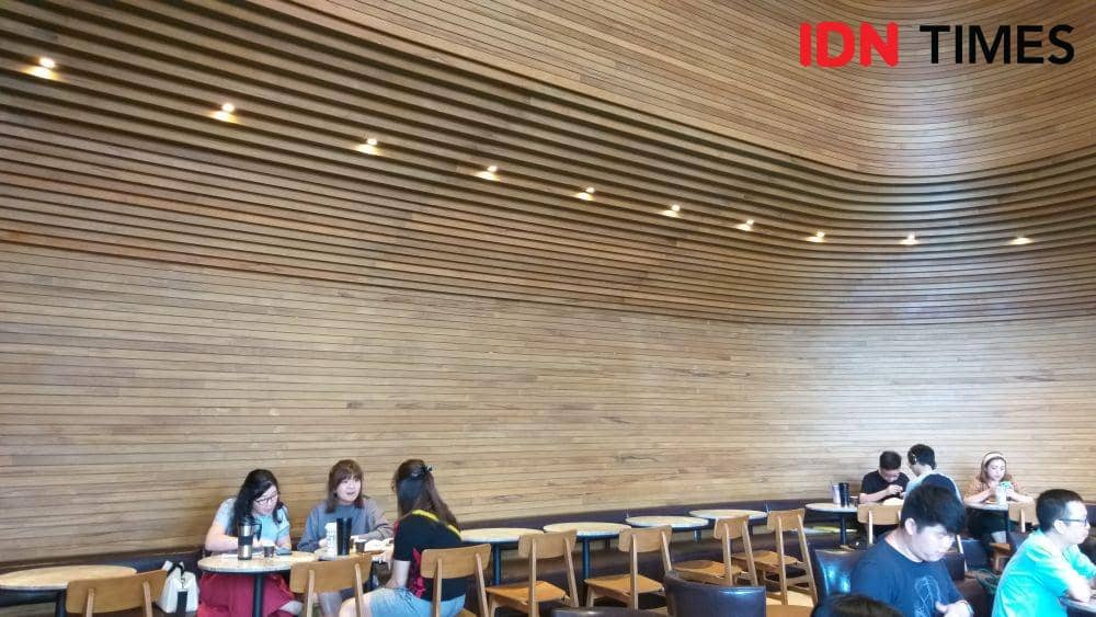 Gerai Starbucks Reserve di Delipark Mall Medan (IDN Times/Arifin Al Alamudi)