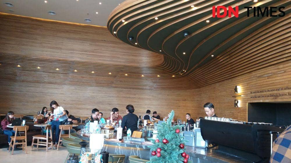 Gerai Starbucks Reserve di Delipark Mall Medan (IDN Times/Arifin Al Alamudi)