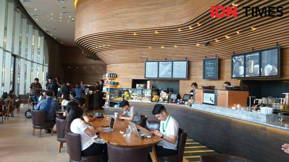 Gerai Starbucks Reserve di Delipark Mall Medan (IDN Times/Arifin Al Alamudi)
