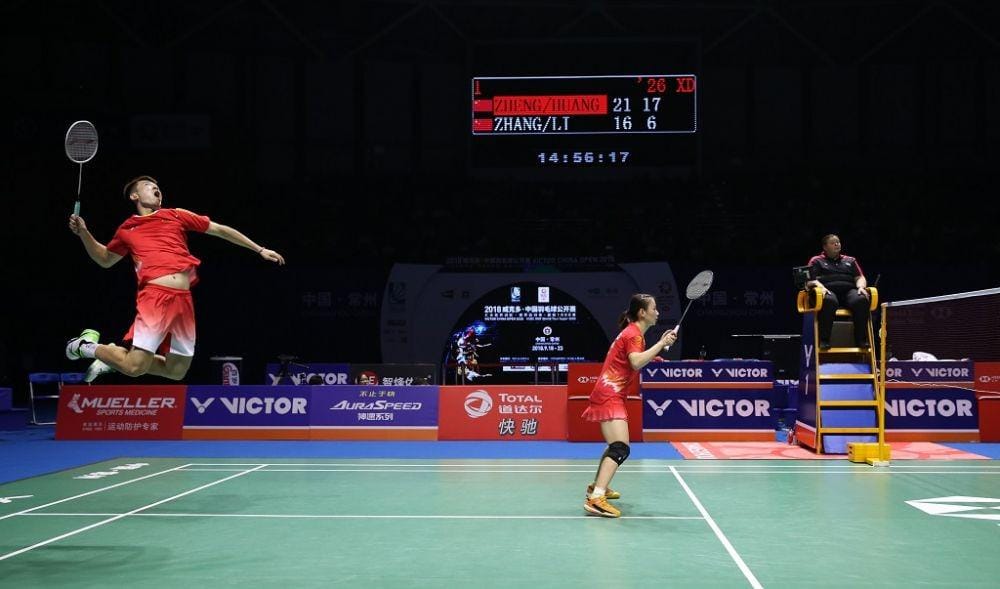Aksi Zheng Siwei/Huang Yaqiong di Victor China Open 2019. Bwfbadminton.com