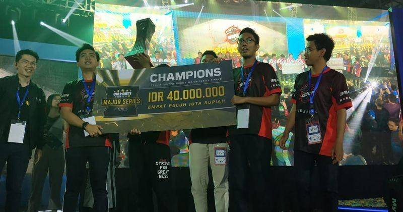 GGWP.ID sutomo menerima piala. GGWP.ID/Harry Mahardika