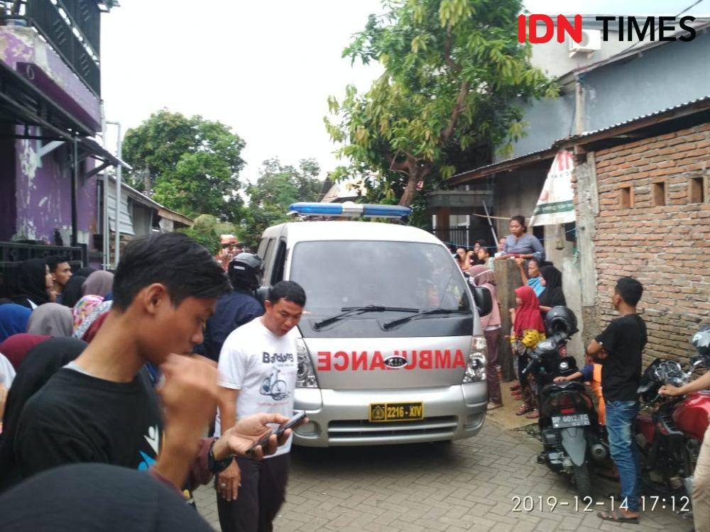 Aparat kepolisian mengamankan lokasi temuan mayat perempuan di Kompleks Perumahan Citra Elok (IDN Times/Sahrul Ramadan)