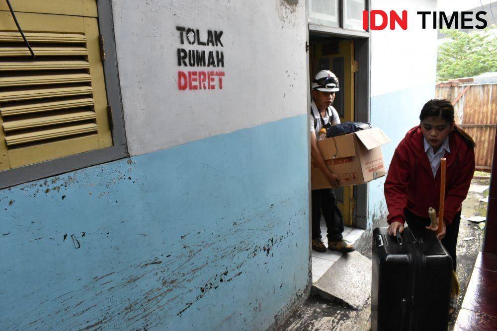 (Warga di Tamansari berkemas sebelum rumahnya digusur oleh Pemkot Bandung) IDN Times/Debbie Sutrisno