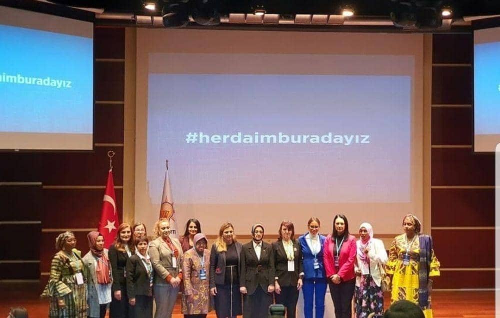 (Walkot Surabaya Tri Risma Harini berfoto dengan tokoh perempuan dari berbagai negara) www.instagram.com/@tri.rishamaharini