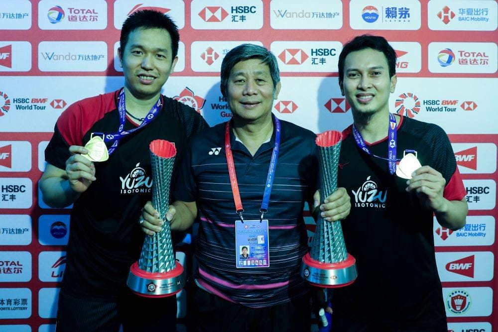 Hendra Setiawan/Mohammad Ahsan bersama pelatih ganda putra Indonesia, Herry IP usai memenangkan gelar juara BWF World Tour Final 2019 (IDN Times/PBSI)