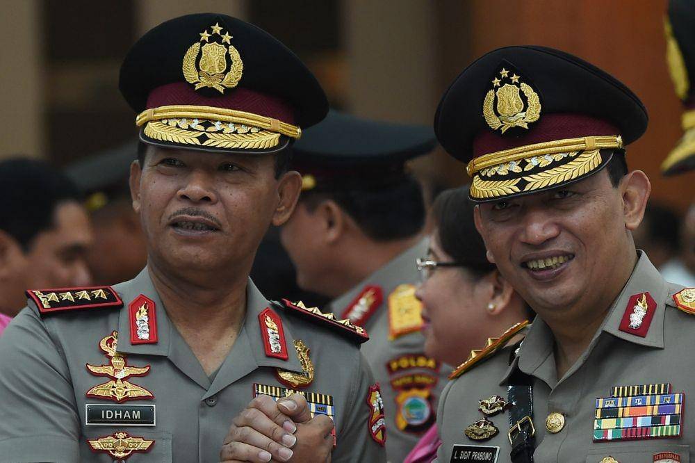 (Kapolri Jenderal Pol Idham Azis (kiri) melakukan salam komando dengan Kabareskrim Polri Inspektur Jenderal Pol Listyo Sigit Prabowo (kanan) usai saat serah terima jabatan (ANTARA FOTO/Nova Wahyudi)