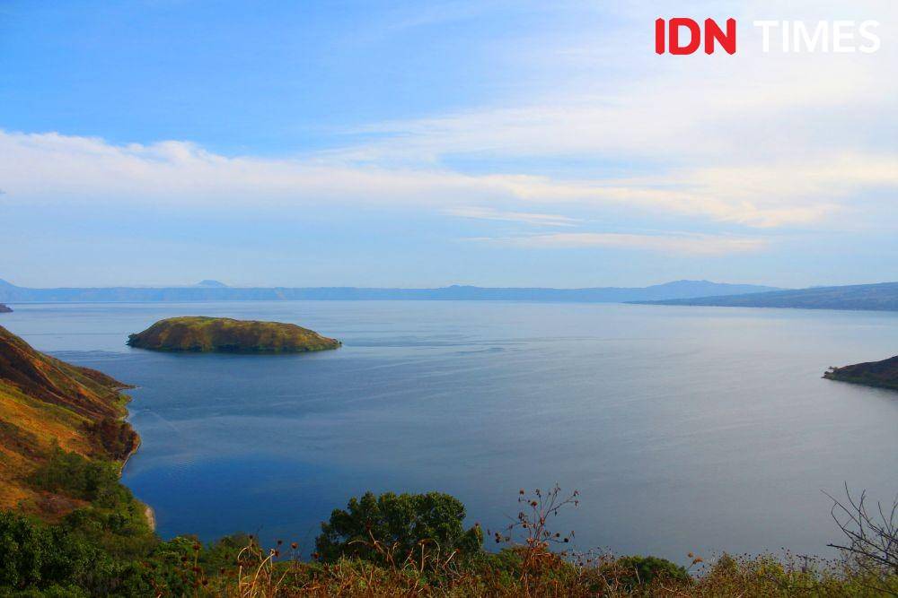 Danau Toba menjadi salah satu destinasi super prioritas yang terus dikembangkan pemerintah untuk menggenjot angka kunjungan wisatawan (IDN Times/Prayugo Utomo)