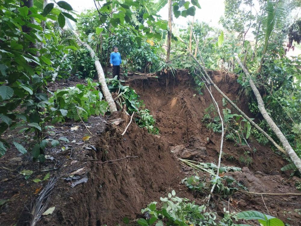 Setelah hujan lebat pada Minggu sore (15/12), tebing di Desa Babakan, Kecamatan Karanglewas, Kabupaten Banyumas longsor malam harinya, tepatnya pada pukul 20.00 WIB. (Dok Tagana Banyumas)