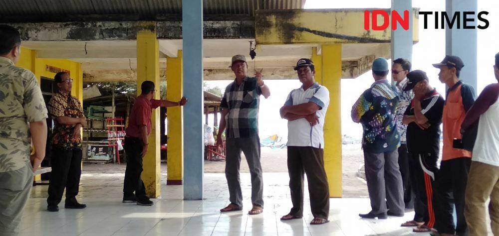 Ketua Koperasi Wisata Mina Bahari 45 Pantai Depok, Sutarlan (baju kotak-kota gunakan topi). IDN Times/Daruwaskita