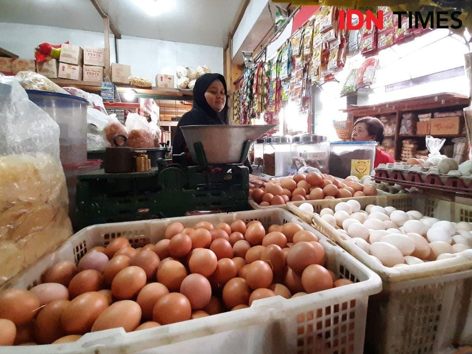 Harga telur ayam di Pasar Beringharjo melonjak jelang Natal, Senin (16/12/2019). IDN Times/Holy Kartika