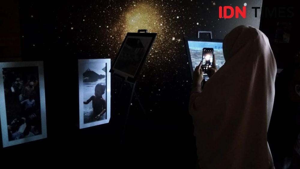 PFI Aceh menggelar pameran foto bertajuk Tanah Retak dalam memperingati 15 tahun peristiwa Tsunami Aceh (IDN Times/Saifullah)