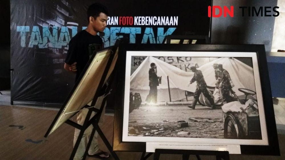 PFI Aceh menggelar pameran foto bertajuk Tanah Retak dalam memperingati 15 tahun peristiwa Tsunami Aceh (IDN Times/Saifullah)